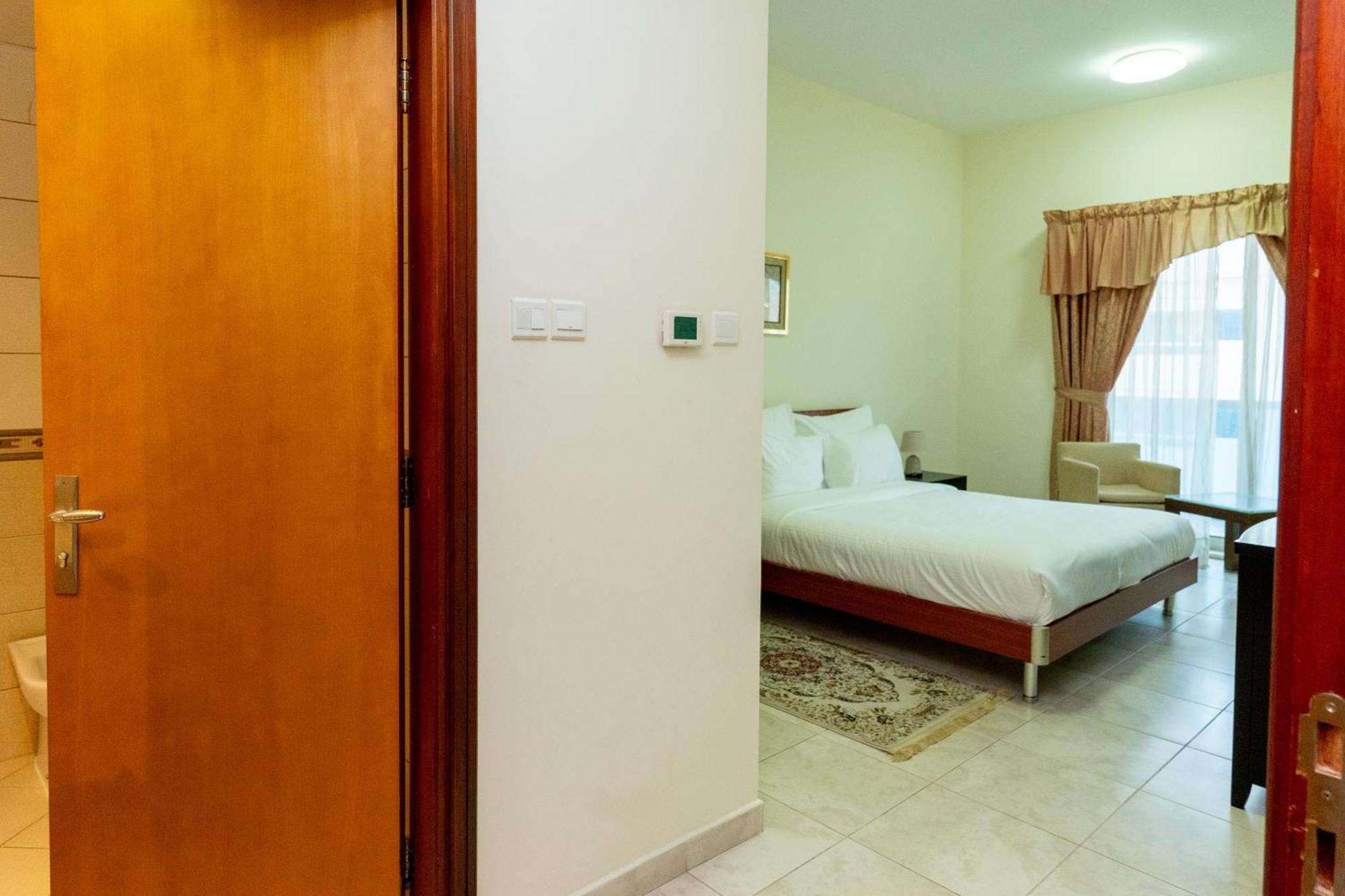 Al Raya Hotel Apartments Дубай Екстериор снимка